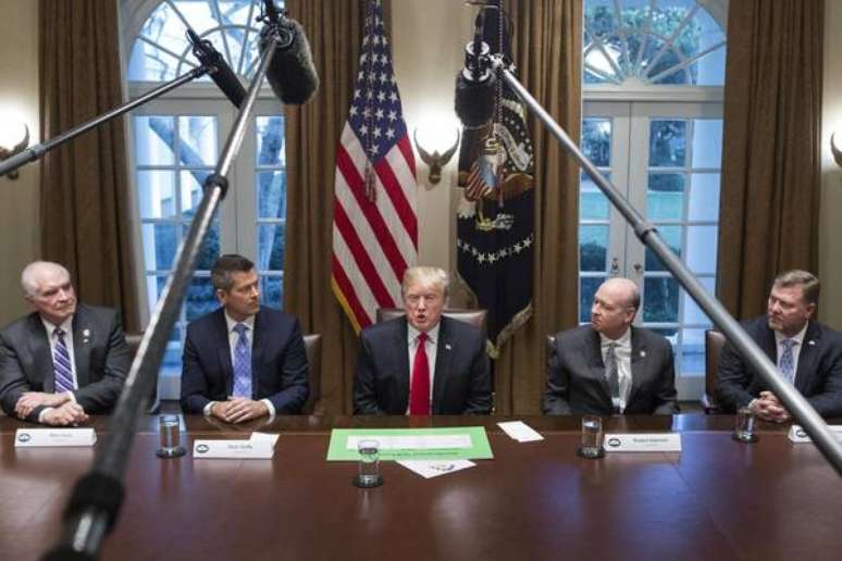 Donald Trump durante reunião de seu gabinete