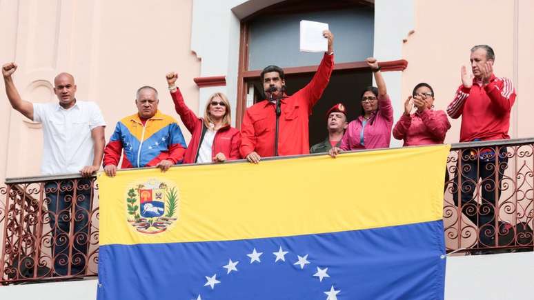 Cercado de correligionários, Maduro acusa os EUA de tentarem removê-lo do poder