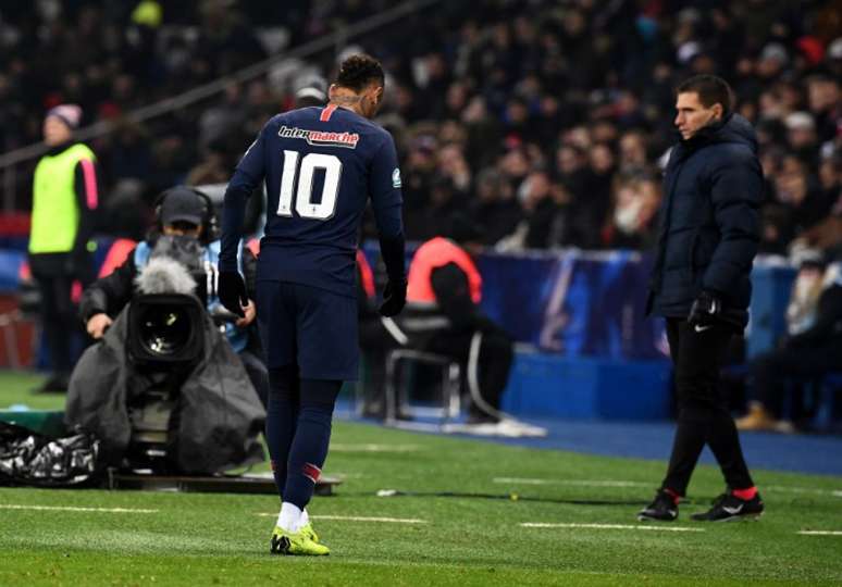 Em jogo pelo PSG, Neymar voltou a machucar o pé direito (Foto: AFP)