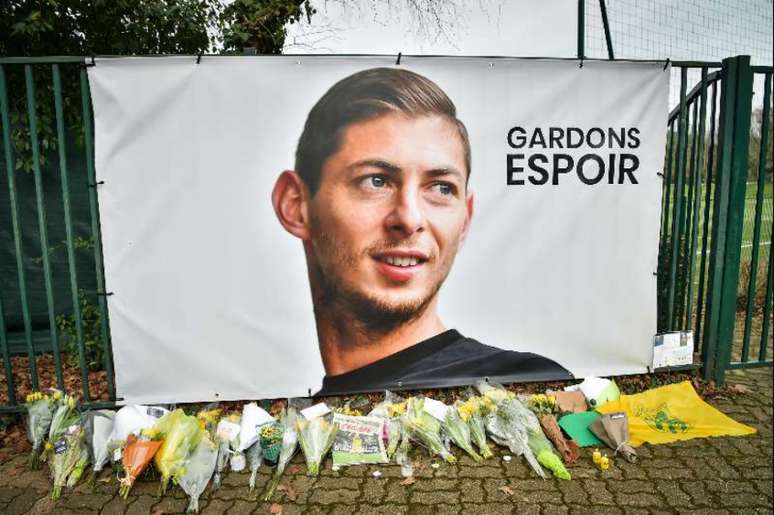 Homenagens feitas por torcedores do Nantes ao argentino (Foto: LOIC VENANCE / AFP)