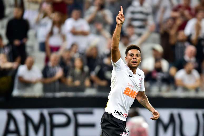 Gustavo fez o gol que deu a vitória ao Corinthians contra a Ponte Preta na Arena em Itaquera