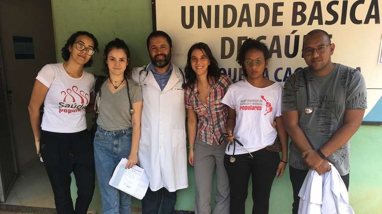 Marina Cruz (esq.) com profissionais da Rede Nacional de Médicas e Médicos Populares