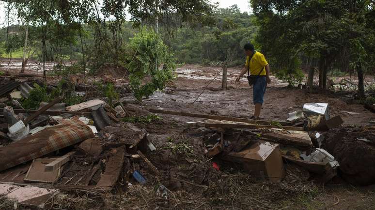 Destroços ficaram espalhados por onde a lama passou