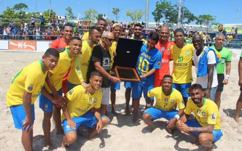 Ronaldinho marca presença em jogo de despedida de Jorginho.