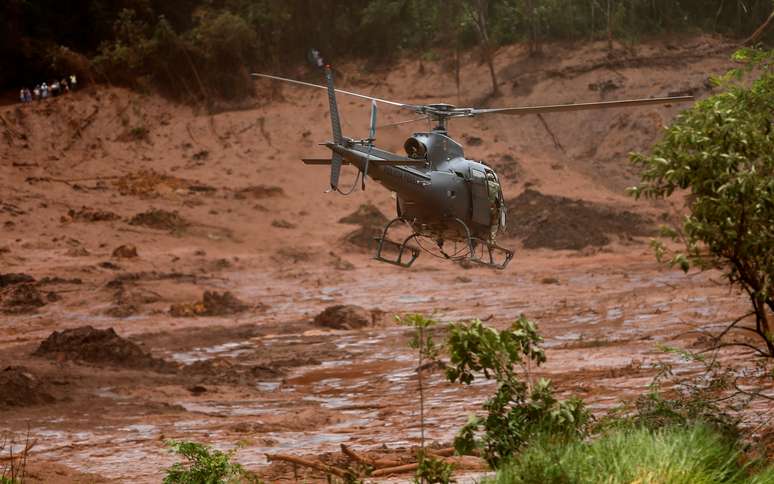 Helicóptero de resgate sobrevoa região atingida por rompimento de barragem em Brumadinho (MG)
27/01/2019
REUTERS/Adriano Machado