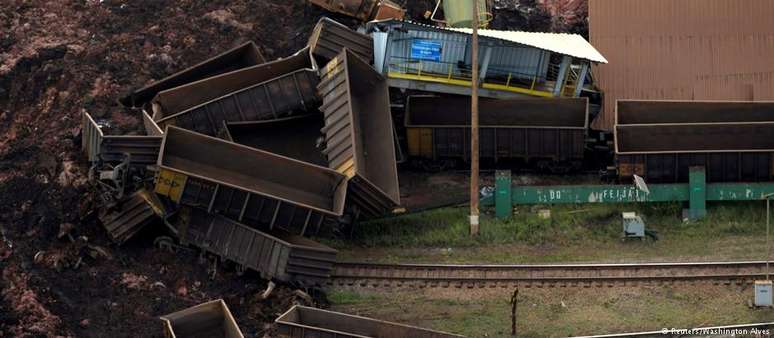 Rompimento da barragem atingiu complexo da mineradora em Brumadinho. Centenas de funcionários estão desaparecidos