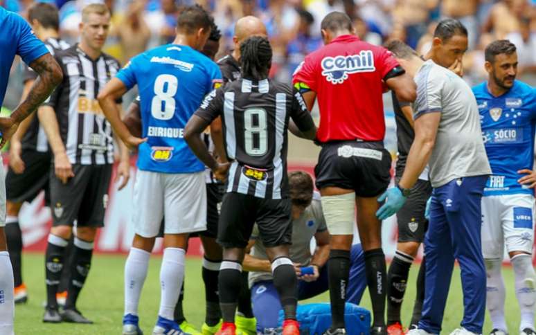 O árbitro Wanderson Alves de Souza teve de deixar o campo por uma lesão na coxa esquerda- Fernando Michel / Belo Horizonte - MG