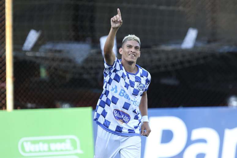 Márcio Jonatan, jogador do São José, comemora seu gol durante partida contra o Internacional