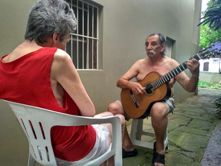 Lúcio conta que Sueli costuma chorar durante boa parte do dia, mas fica em silêncio para ouvi-lo se apresentar: Foto de serenata viralizou