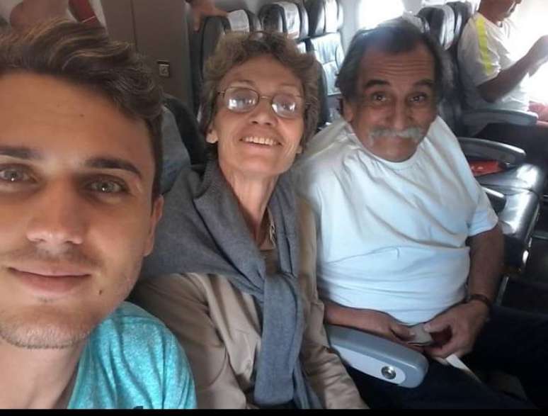 Pedro, Sueli e Lúcio em uma das últimas viagens em família, quando ela ainda conseguia andar e falar