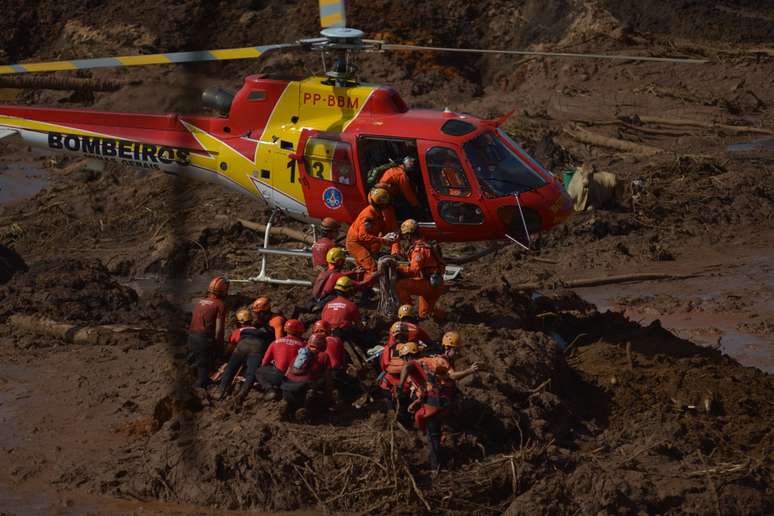 Helic&oacute;ptero chegou com mais integrantes para a equipe, cordas e sacos pretos
