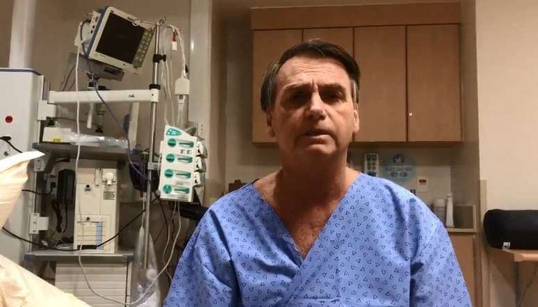 Em vídeo postado nas redes sociais, Bolsonaro aparece de avental azul num quarto do Hospital Albert Einstein