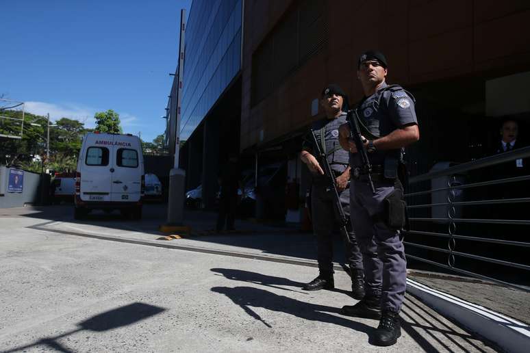 Policiais em frente ao hospital Albert Einstein por ocasião da cirurgia de Bolsonaro 27/01/2019 REUTERS/Amanda Perobelli