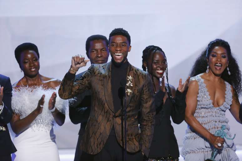 O ator Chadwick Boseman discursa ao lado do elenco de Pantera Negra após vencer premiação do Sindicato dos Atores dos EUA, em Los Angeles
27/01/2019
REUTERS/Mike Blake