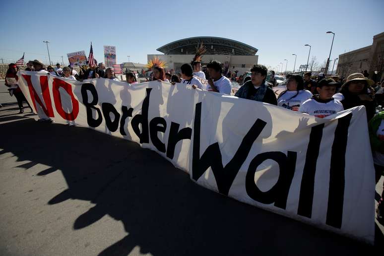 Membros do grupo Border Network for Human Rights fazem protesto em El Paso contra proposta de muro de Trum 26/1/2019 REUTERS/Jose Luis Gonzalez