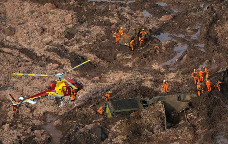 Equipes de resgate trabalham sobre destroços de rompimento de barragem da Vale em Brumadinho (MG)