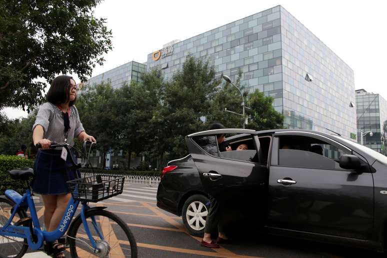 Passageiros entram num carro da Didi em frente à sede da companhia em Pequim. 28/8/2018. REUTERS/Jason Lee 
