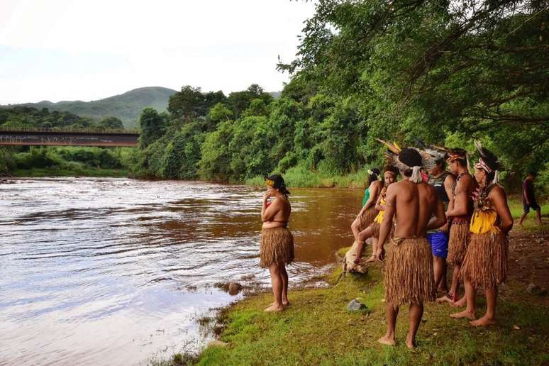 Indígenas da tribo Pataxo Ha-ha-hae observam rio Paraopeba em São Joaquim de Bicas
25/01/2019
REUTERS/FUNAI/Divulgação via Reuters