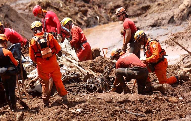 Equipes de resgate trabalham em busca de vítimas na lama de Brumadinho
28/01/2019 REUTERS/Adriano Machado