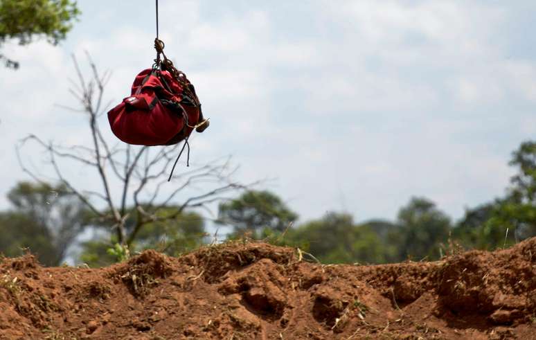 Corpo é resgatado de helicóptero após rompimento da barragem da Vale em Brumadinho
28/01/2019 REUTERS/Washington Alves