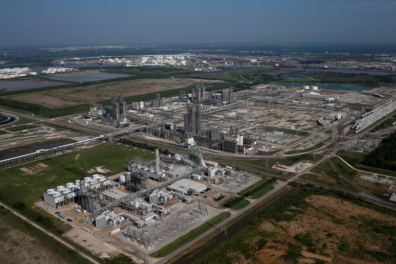 Vista aérea de refinaria da Chevron em Pasadena. 31/07/2017. REUTERS/Adrees Latif 