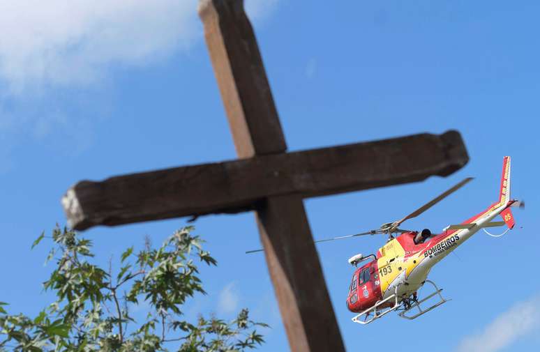 Helicóptero sobrevoa região afetada pela lama em Brumadinho