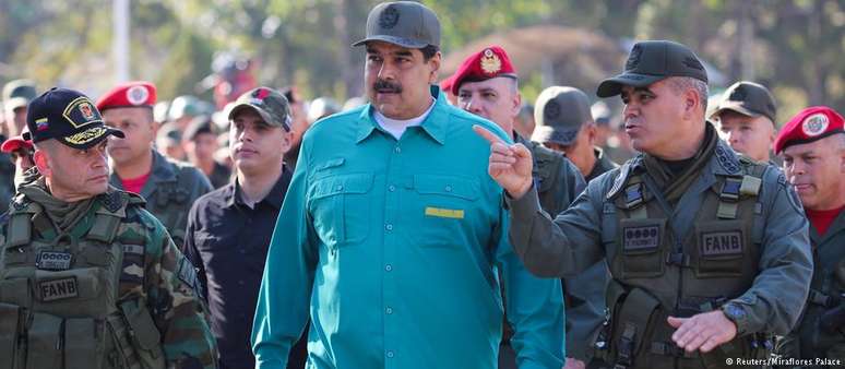 Maduro acompanha exercício militar 