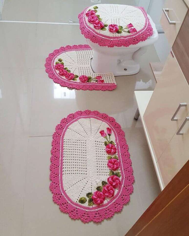 8. Invista em jogos de tapete de crochê com flores para a decoração do seu banheiro – Foto: Pinterest
