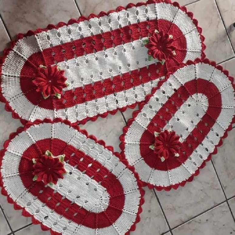 9. Conjunto de tapete de crochê oval com flor vermelha – Foto: Lurdinha Marcelino Artesã