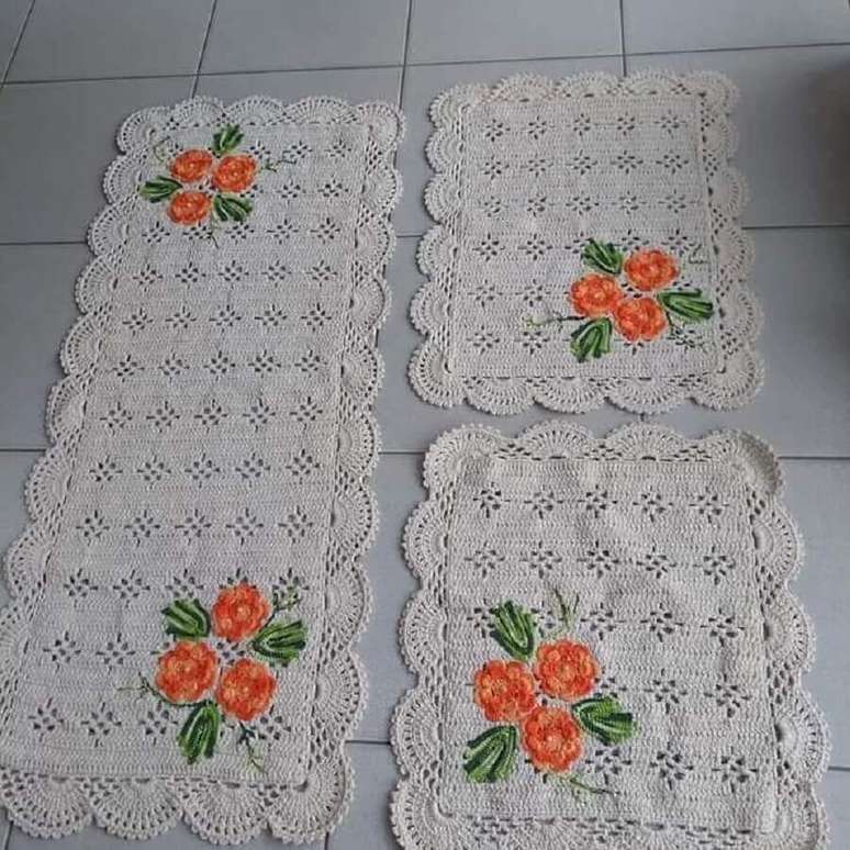 10. Modelo simples de tapete de crochê com flores laranjas – Foto: Lurdinha Marcelino Artesã