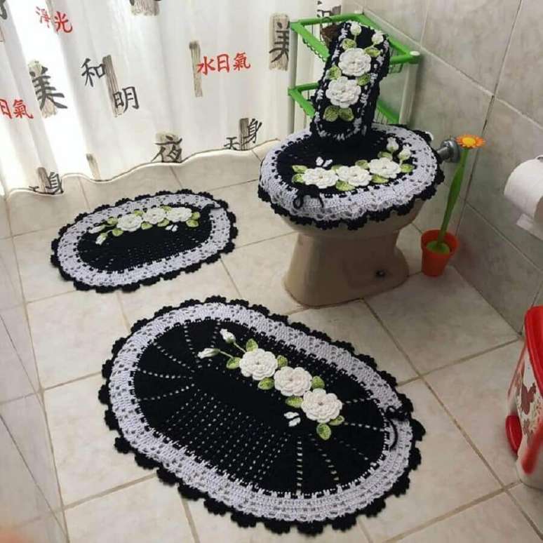 12. Flor de crochê simples para tapete preto para decoração de banheiro – Foto: Alê Crochê