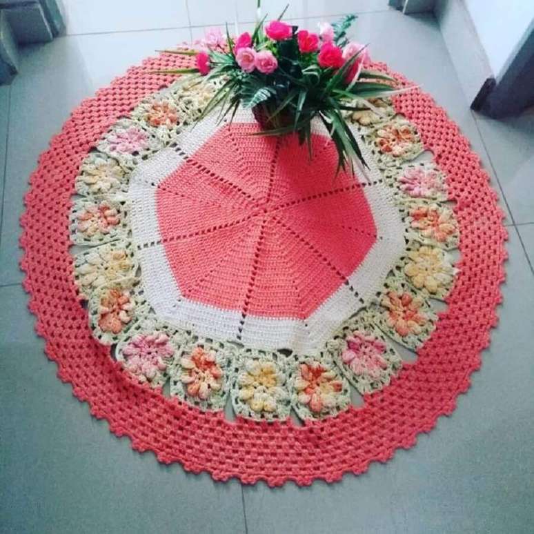 14. Modelo de tapete de crochê redondo com flores em tom pastel – Foto: Median Crochê