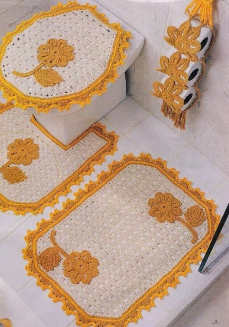 16. Banheiro decorado com tapete de crochê com flores amarelas – Foto: Pinterest