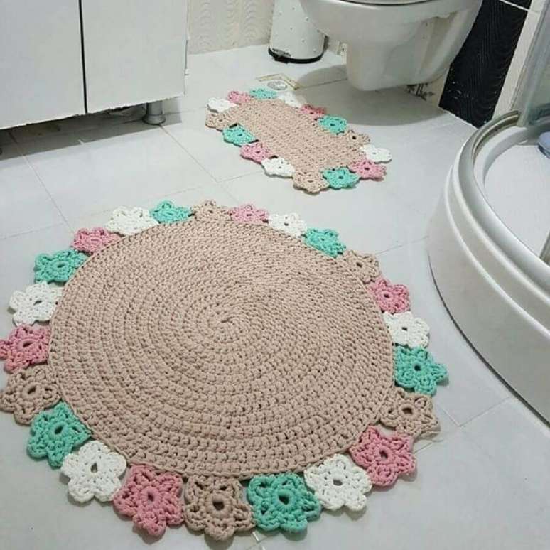17. Decoração de banheiro com tapete de crochê redondo com flores ao redor – Foto: Crochê Prático