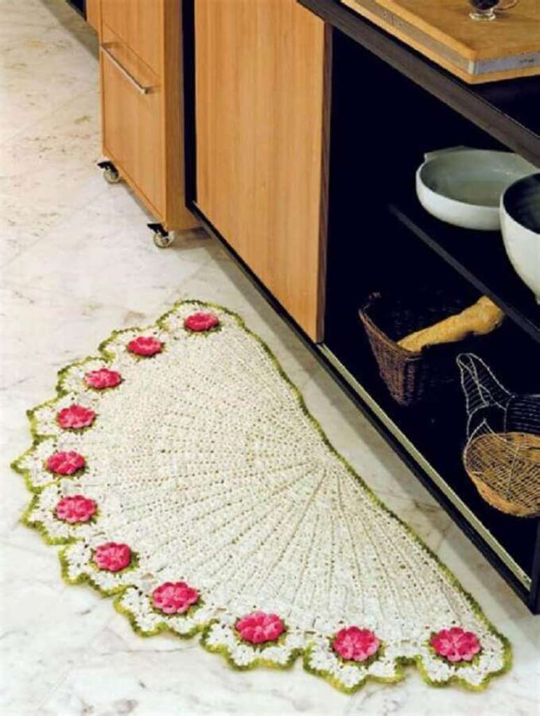 18. A flor de crochê simples para tapete de cozinha dá um toque mais delicado à peça – Foto: Wiring Diagram