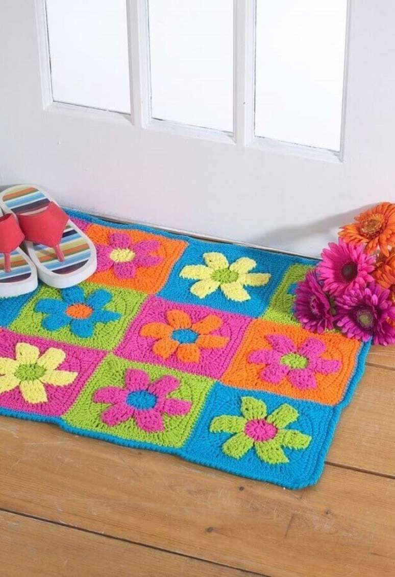 19. Decoração de porta de entrada com tapete de crochê com flores coloridas – Foto: Pinosy