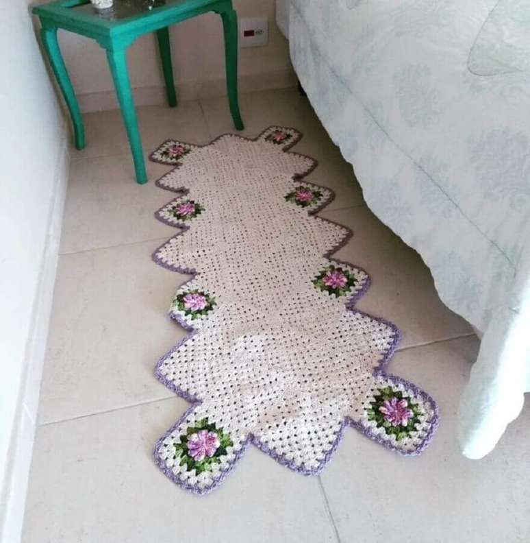 5. Modelo de tapete de crochê com flores para decoração de quarto – Foto: Lólis Crochê