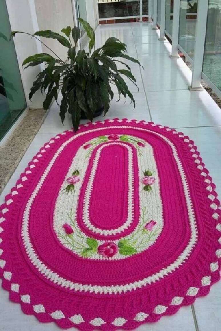 6. O tapete de crochê oval com flores é muito utilizado na decoração de corredores e também de ambientes compactos – Foto: Pinterest