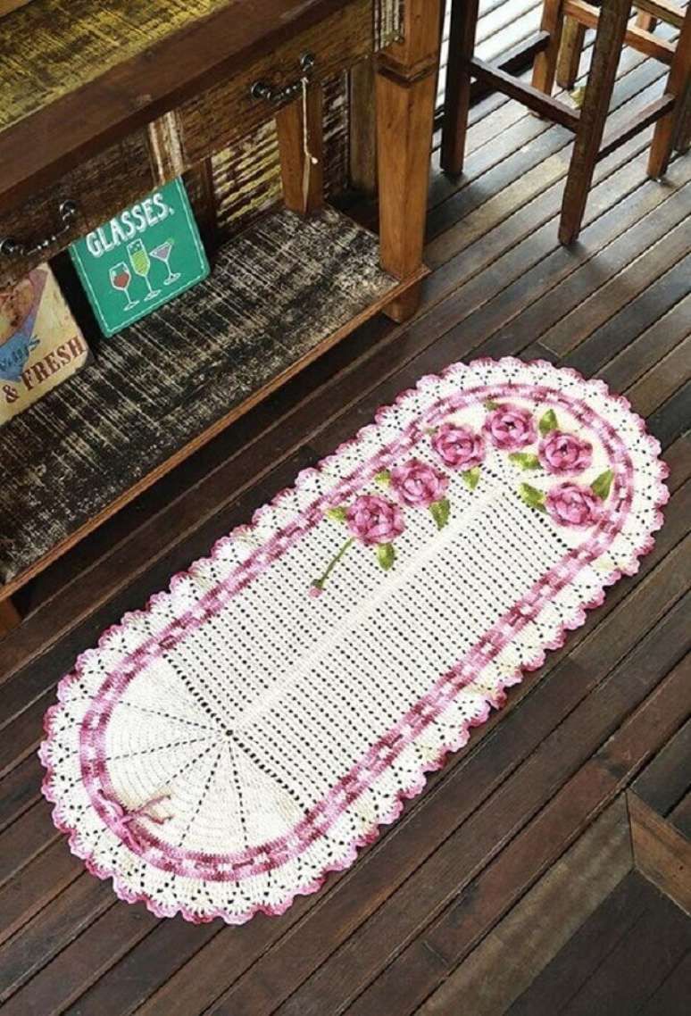 22. Detalhes em lilás para um toque de delicadeza no tapete de crochê oval com flor – Foto: iFuun