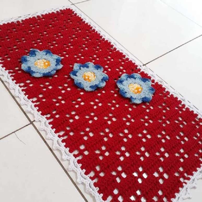 23. Aqui a flor de crochê simples para tapete vermelho ganhou bastante destaque na peça – Foto: Nubia Cruz Mar e Sol