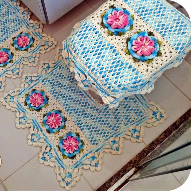 24. Flor de crochê para tapete de banheiro azul e bege – Foto: Assetproject