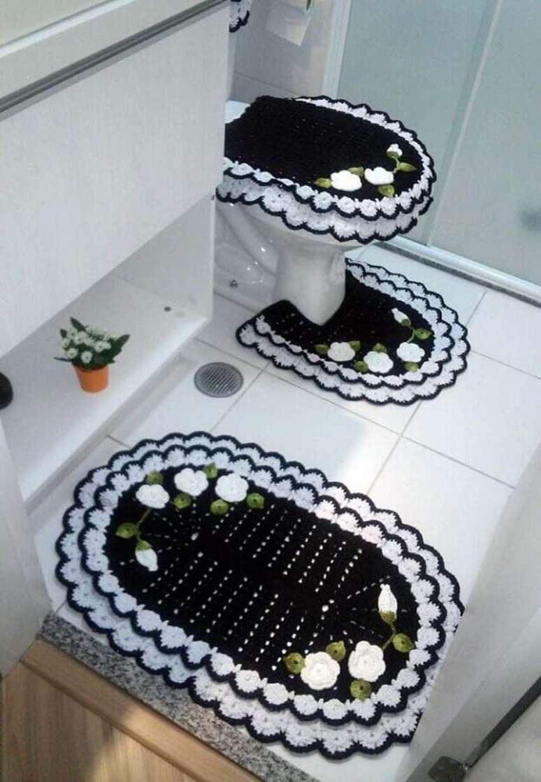 26. Decoração clean para banheiro com tapete de crochê com flores brancas – Foto: Ideias Decor
