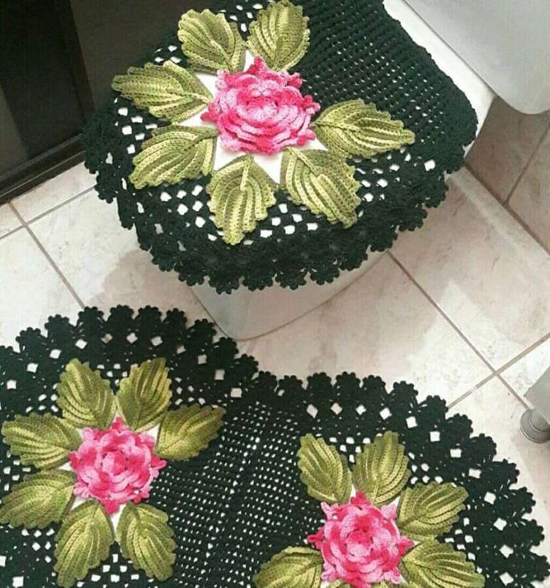 28. Decoração de banheiro com tapete de crochê com flores – Foto: Pinosy