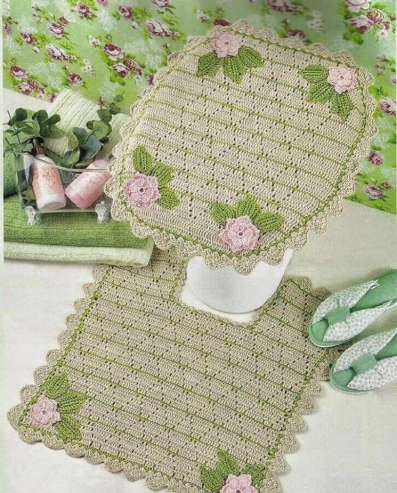 3. Decoração para banheiro com conjunto de flore de crochê simples para tapete cor bege – Foto: Pinterest