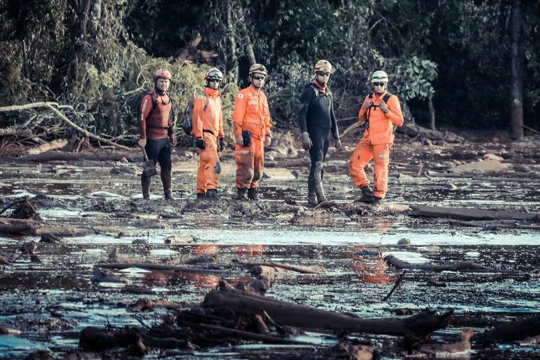 Bombeiros de helicóptero e equipes em terra estão trabalhando no limite no resgate de corpos das vítimas na região de Tejuco, em Brumadinho