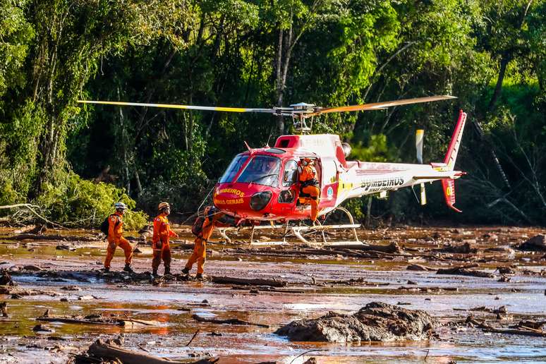 Bombeiros de helicóptero e equipes em terra estão trabalhando no limite no resgate de corpos das vítimas na região de Tejuco, em Brumadinho, Minas Gerais