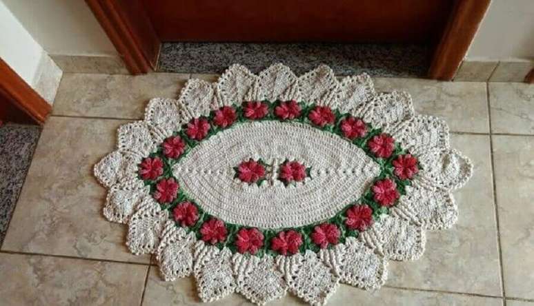 33. Modelo diferente de tapete de crochê com flores para decoração de hall de entrada – Foto: Raquell Nilo Charme Crochê