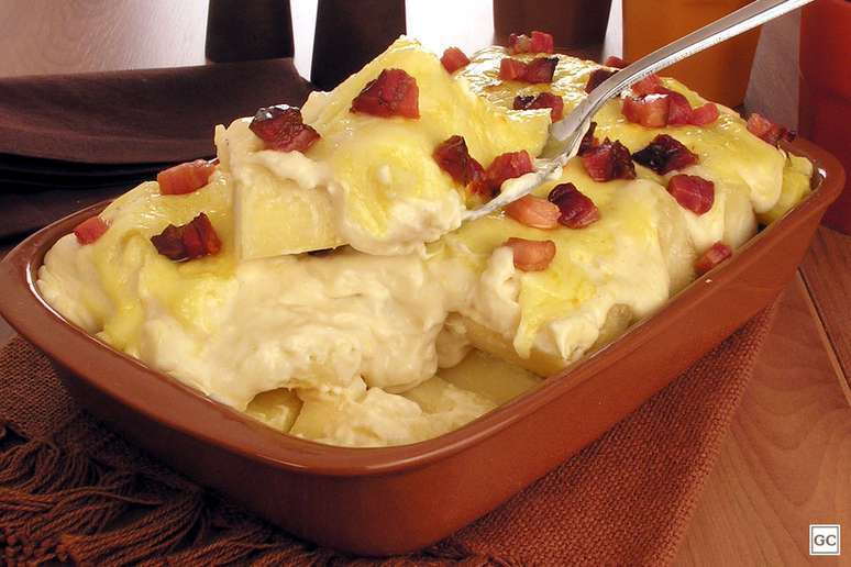 Mandioca de forno gratinada com bacon