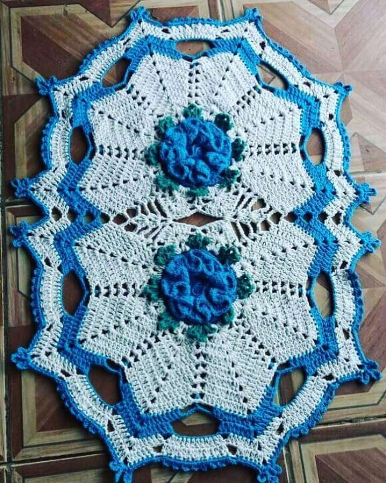 35. Modelo de tapete de crochê com flores azul e branco – Foto: San Lima