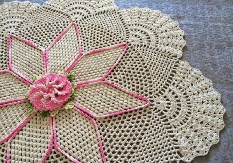 36. Alguns modelos de flores de crochê simples para tapete são capazes de deixar a peça artesanal ainda mais bonita e delicada – Foto: Pinterest